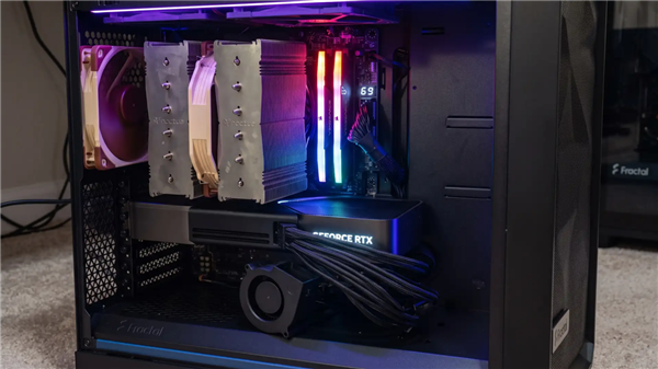Fractal机箱内部RTX 5090显卡与双塔散热器