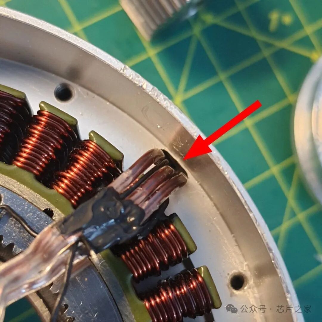 撬开碳纤维板取出电机引线