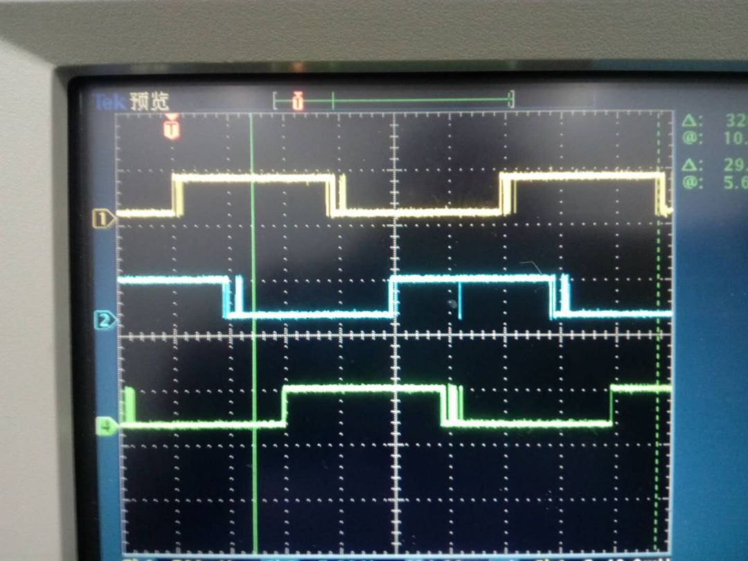 实际带有毛刺的比较器输出信号