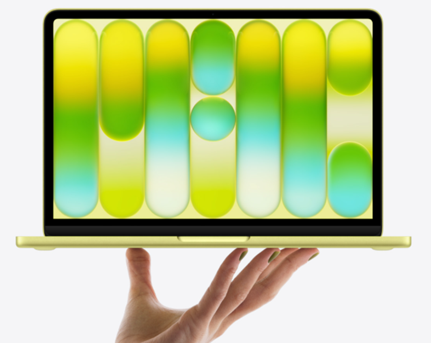 手持金色边框MacBook