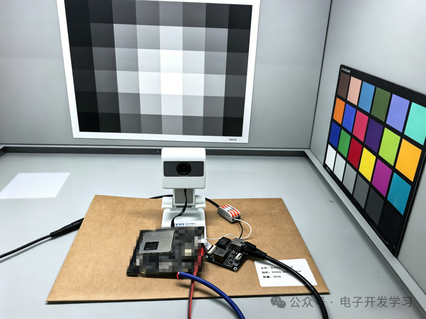 实验场景:摄像头支架正对灰度卡与彩色色卡,环境为室内实验室