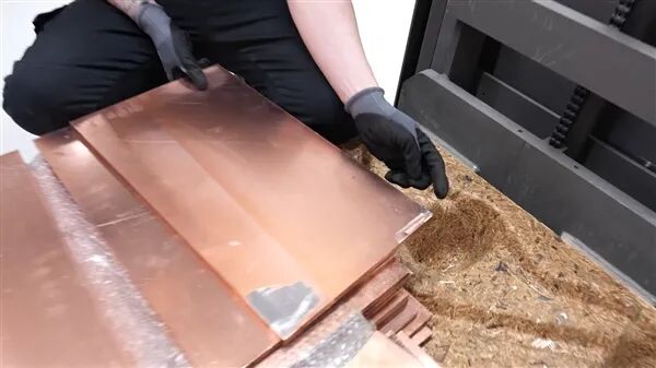 工人手持金属板进行检查