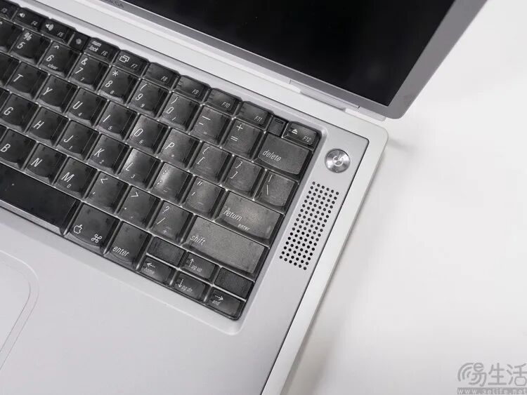 银色笔记本电脑键盘局部特写