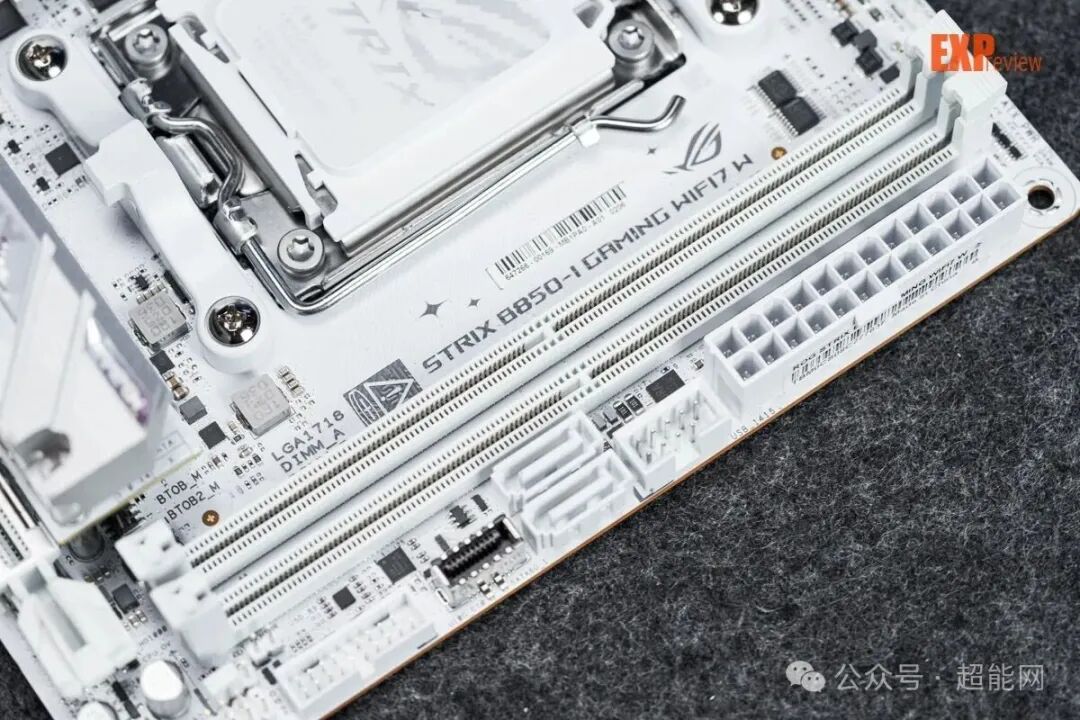 主板内存插槽区域特写