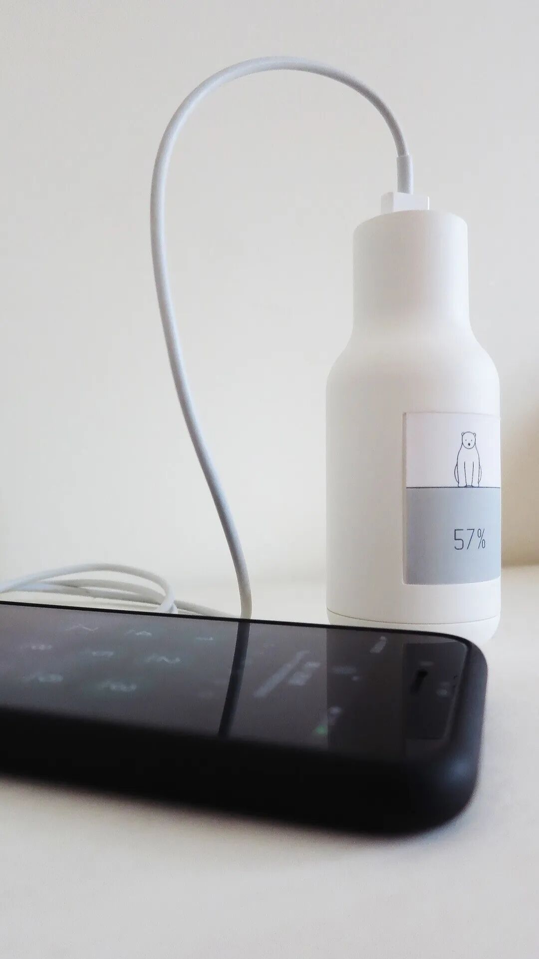 连接手机充电的北极熊图案充电宝