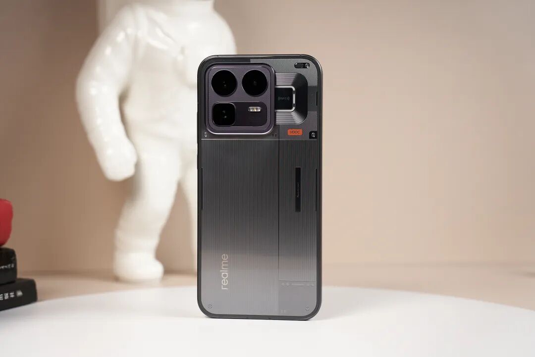 realme手机背面实拍图