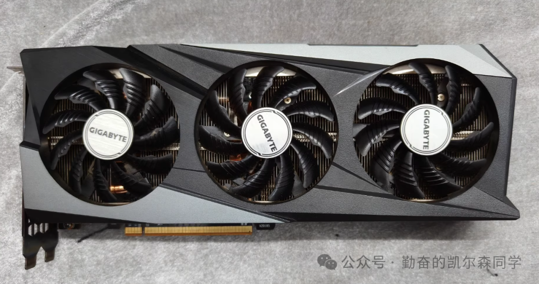 技嘉GIGABYTE三风扇显卡俯视图