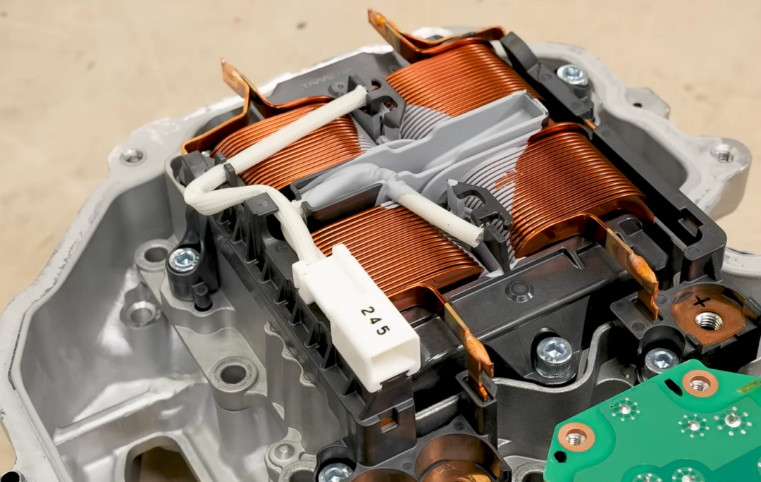 PCU内部线圈组件特写