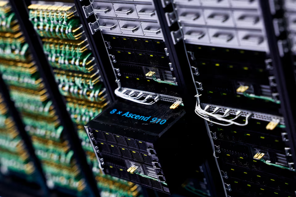 搭载华为Ascend 910 AI芯片的数据中心服务器