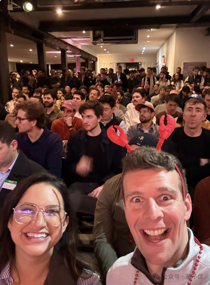 OpenClaw线下活动参与者合影，佩戴龙虾饰品