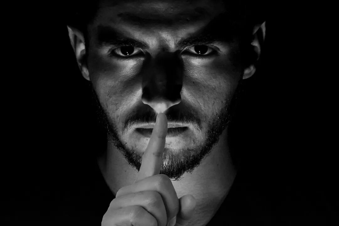 领导要求保密的手势特写