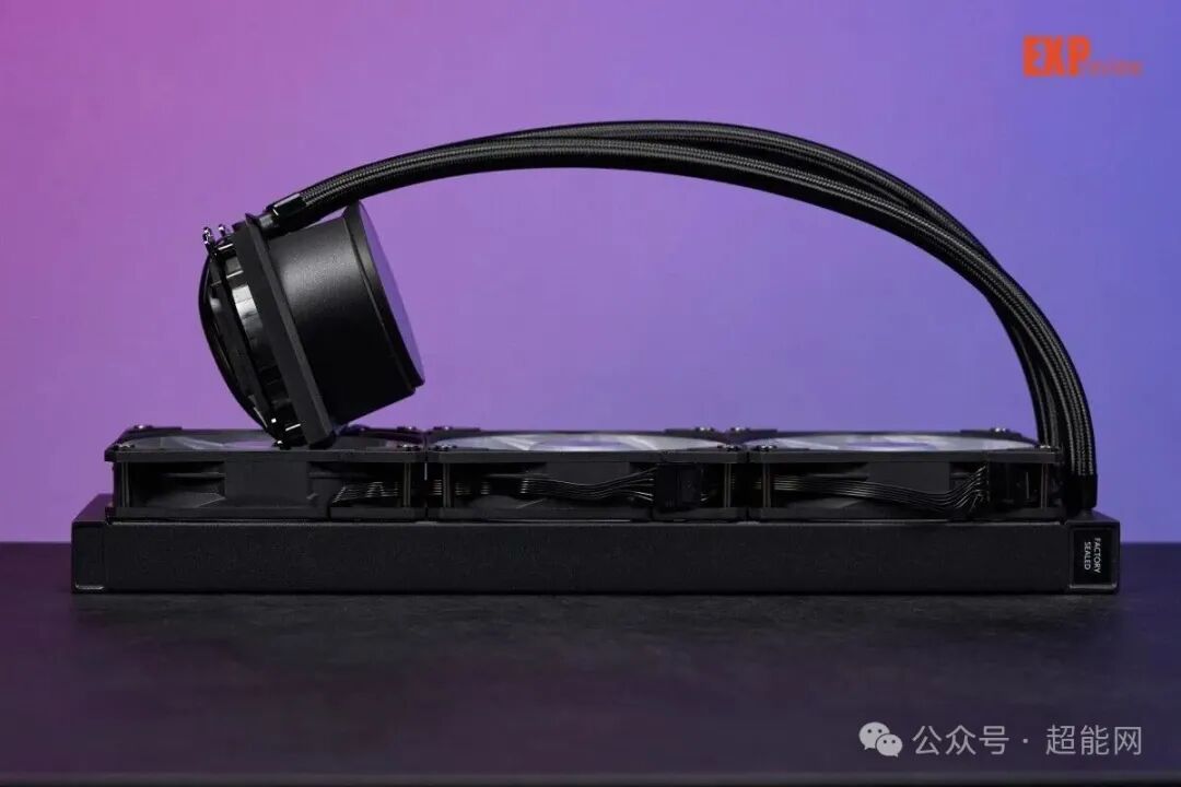 散热器侧面展示，可见预装风扇与串联线缆