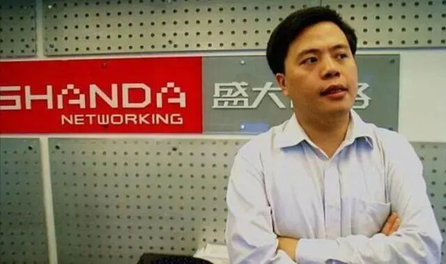 盛大网络公司标识墙前的陈天桥