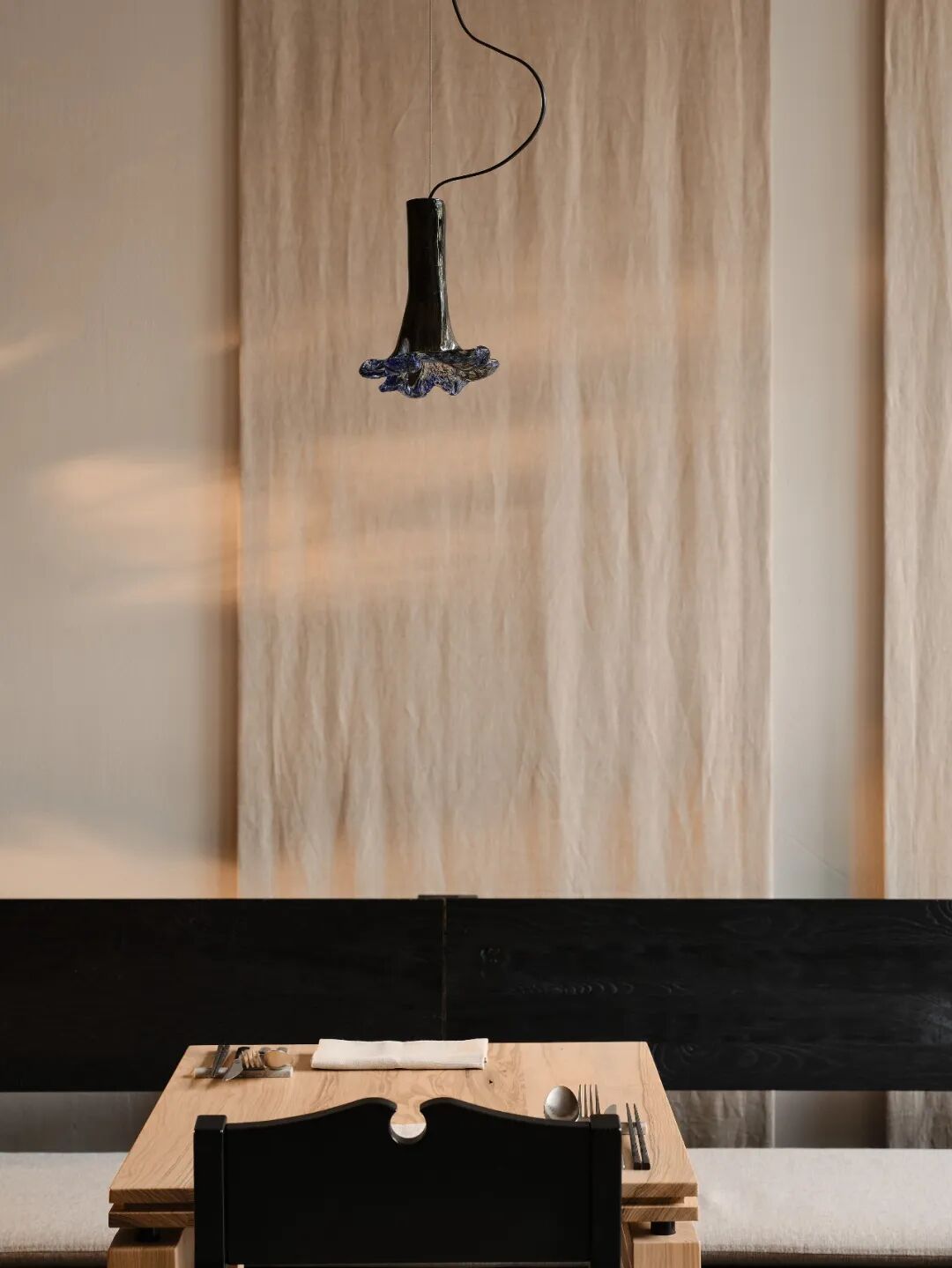 黑色陶瓷造型吊灯下的餐桌