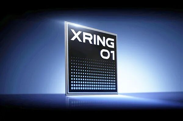 三星堆风格科技产品宣传图,主体为深色矩形元件,正面印有白色粗体文字“XRING 01”,下方是浅蓝色渐变圆点网格,背景为深蓝至浅蓝科技光效,元件底部有清晰倒影。