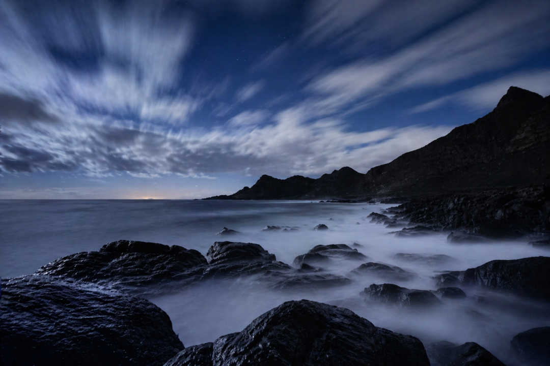 长曝光海浪与岩石夜景