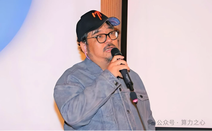 李丰在活动上演讲的照片