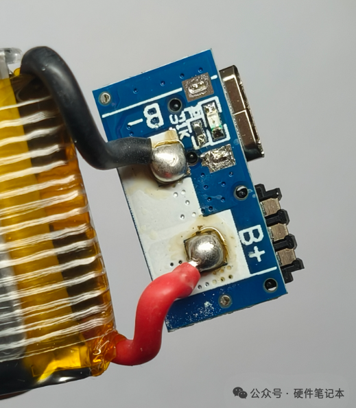 电池保护板背面焊点特写