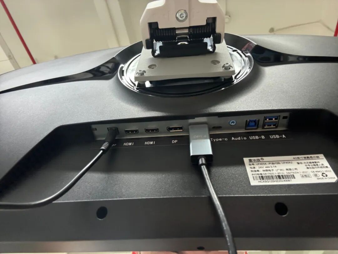 星华辰U40R2显示器背面接口实拍