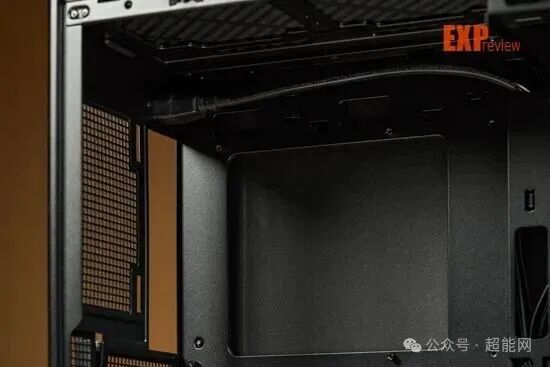 机箱主板安装区域与理线孔位