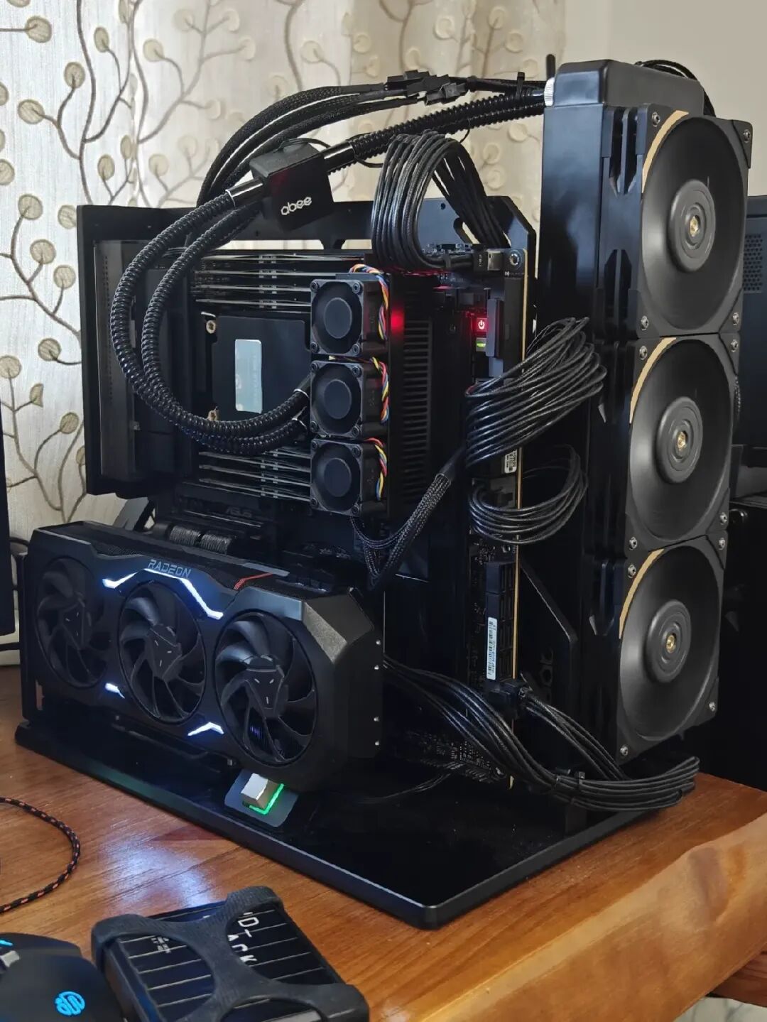 工作站内部RX 7900 XTX显卡与水冷散热细节