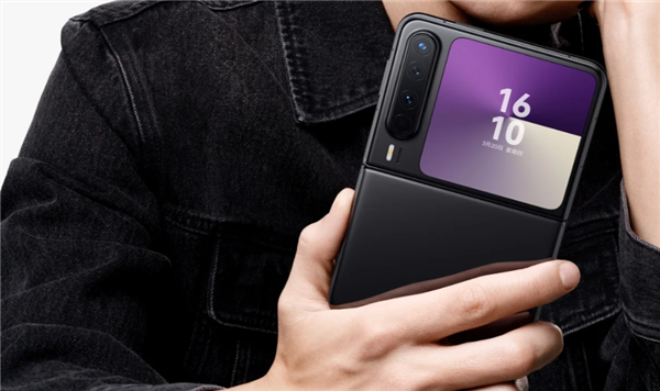 手持华为Pura X手机示意图