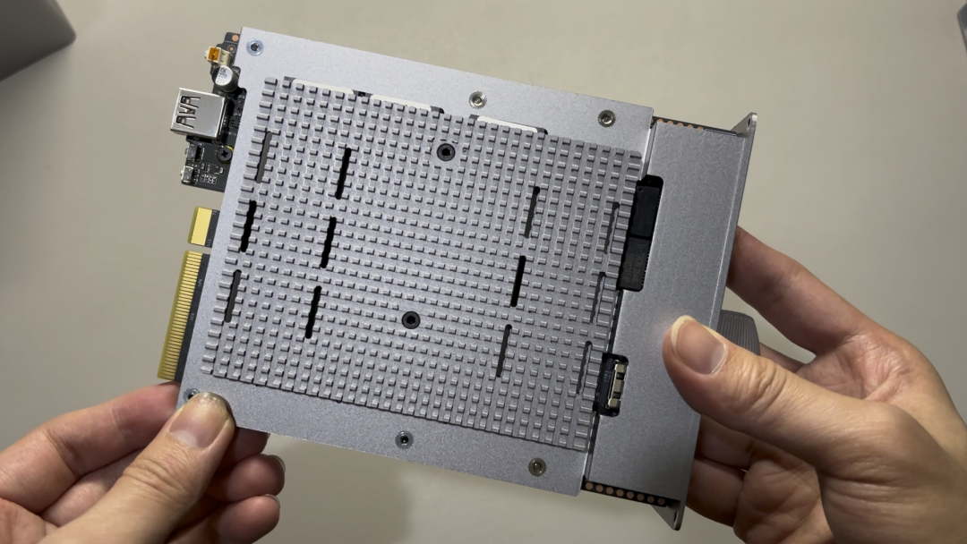 显卡背面另一视角