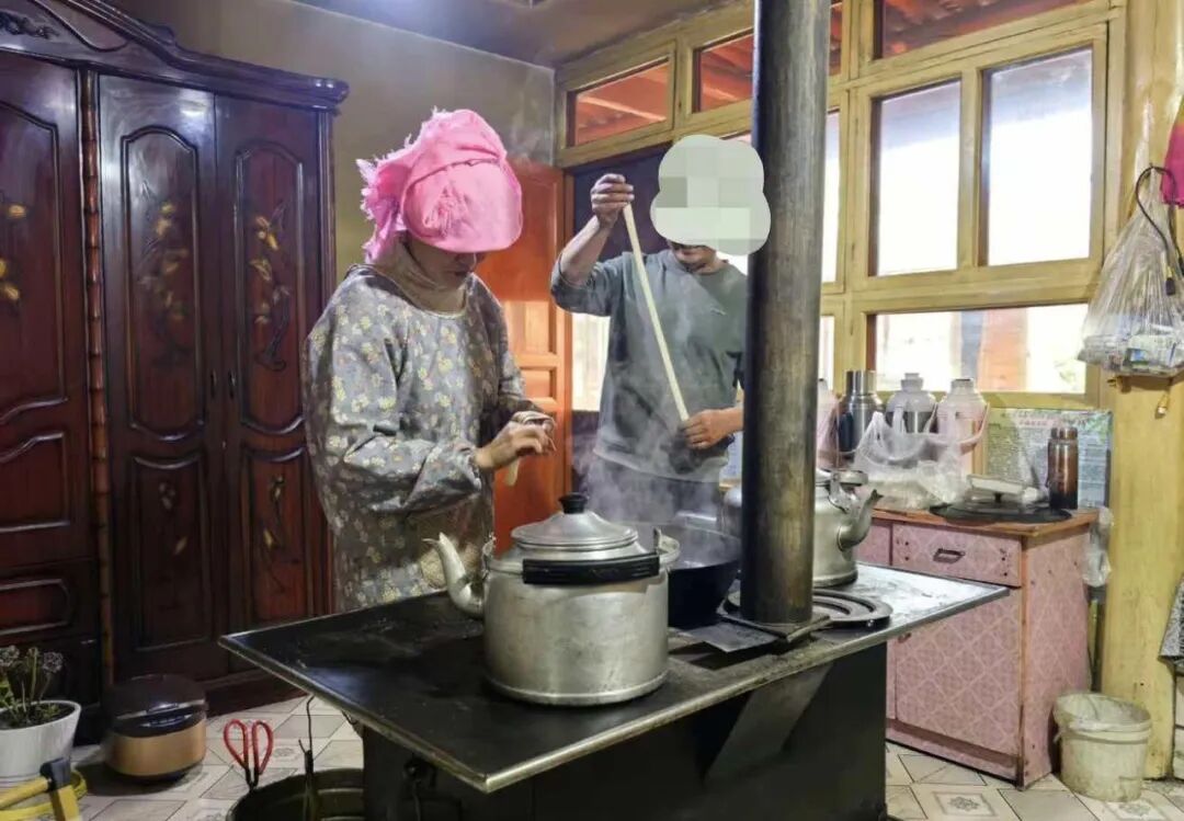 研究生在老乡家借宿,房东正在揪面片