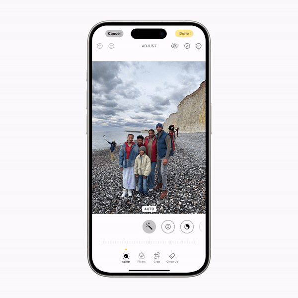 使用 Clean Up 功能移除照片中人物的操作演示