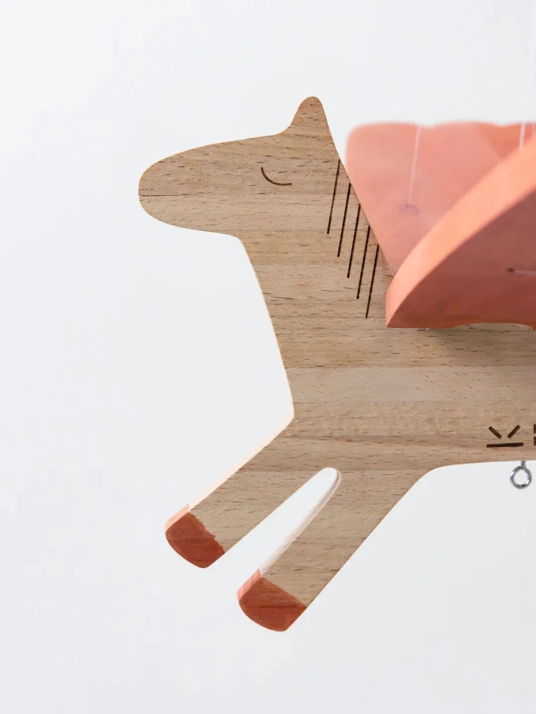 木质马形装饰：自然木纹，微笑线条，橙色腿部，粉色半透明背部