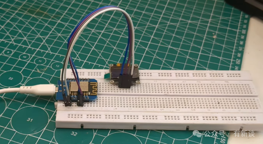 ESP8266模块通过杜邦线连接到面包板