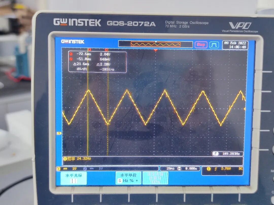 示波器显示三角波形