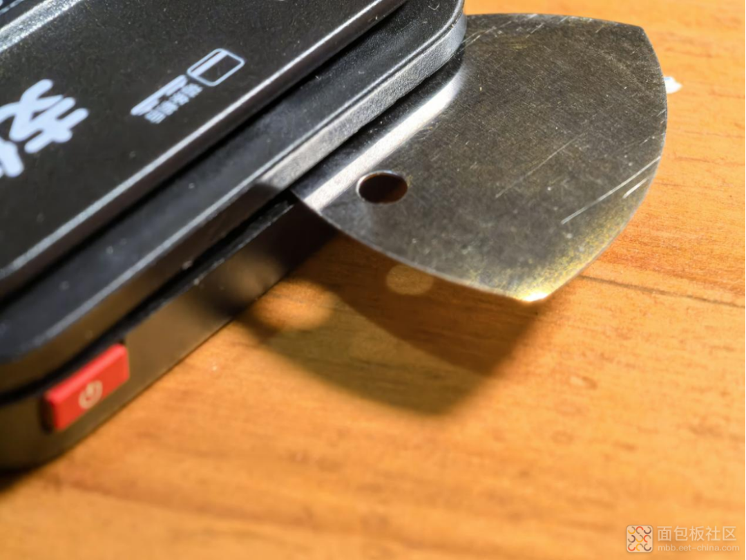 使用工具撬开POS机外壳