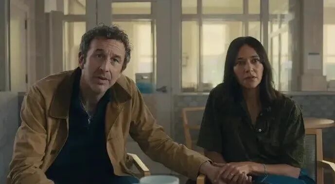 表情严肃的男女坐在室内