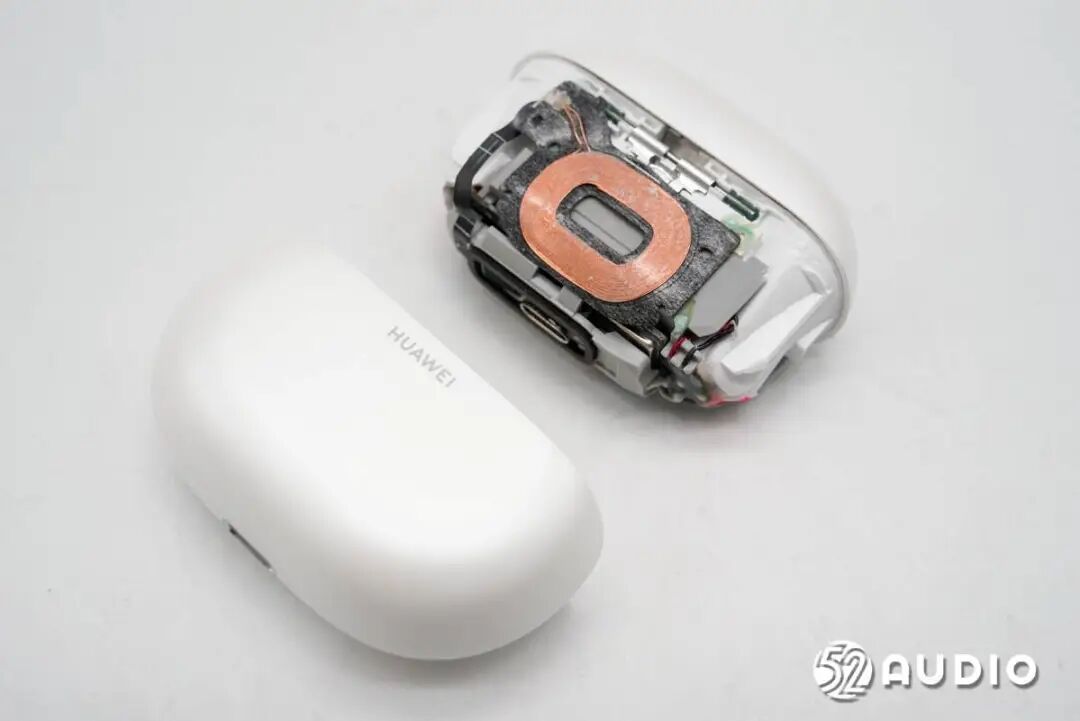 撬开充电盒外壳