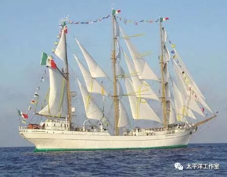 一艘白色的多桅帆船在海上航行