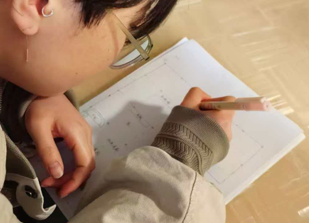 学生在田野笔记上记录数据