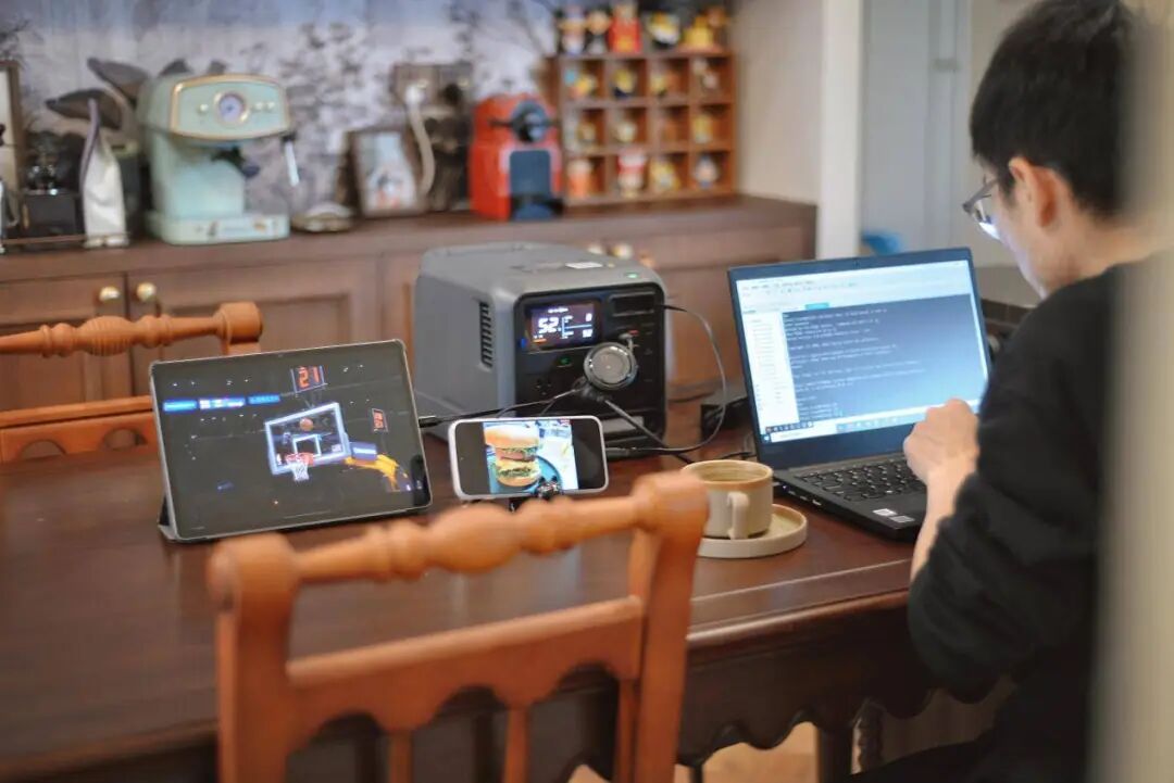 在厨房区域使用电脑办公