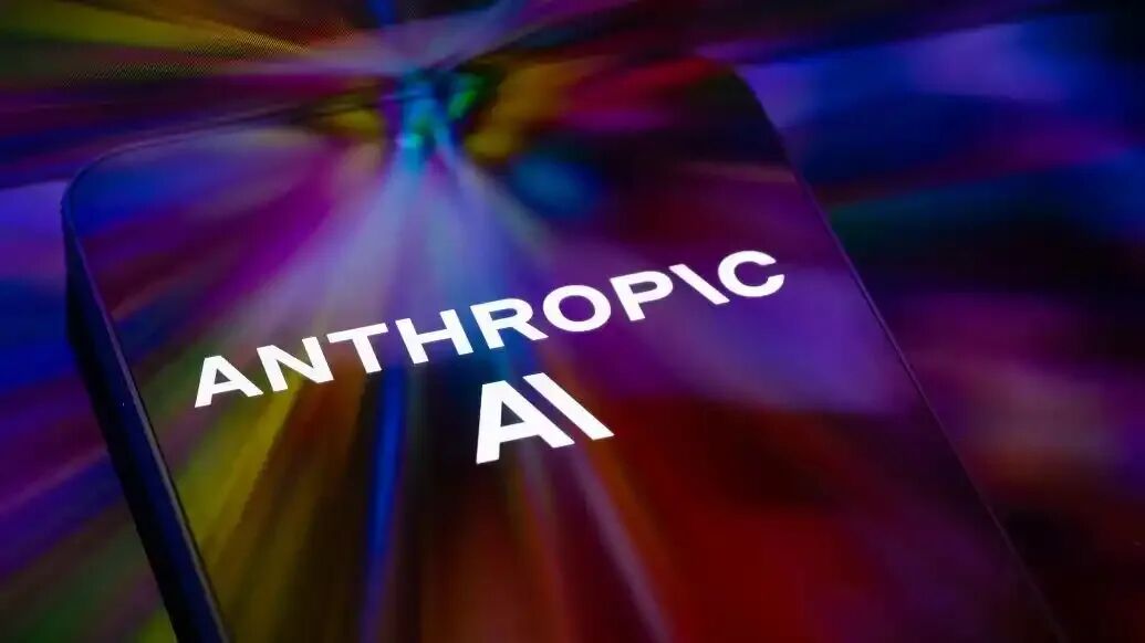 显示“ANTHROPIC AI”字样的科技感设备特写