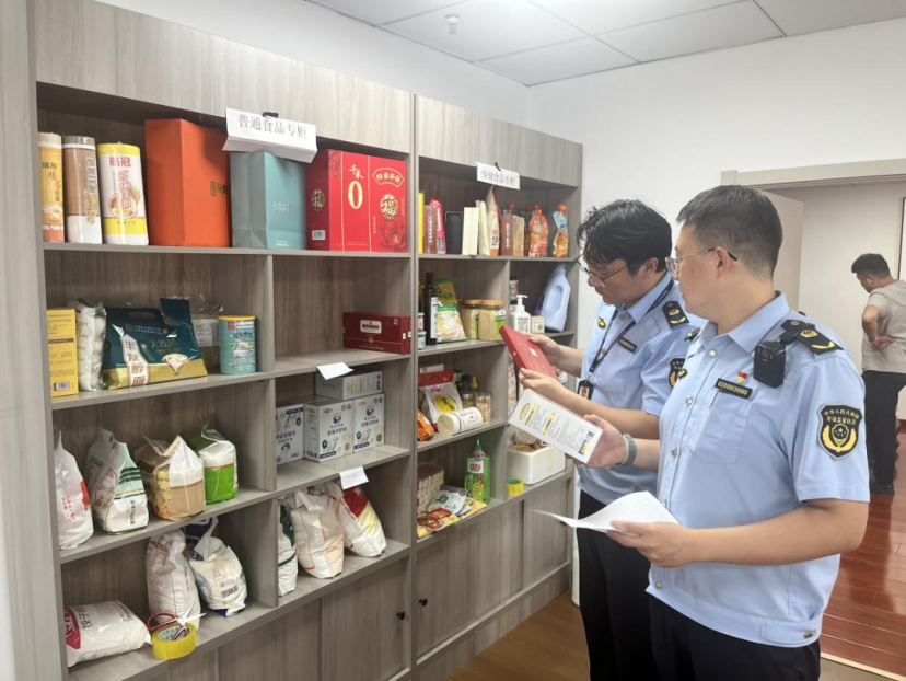 市场监管人员检查食品专柜
