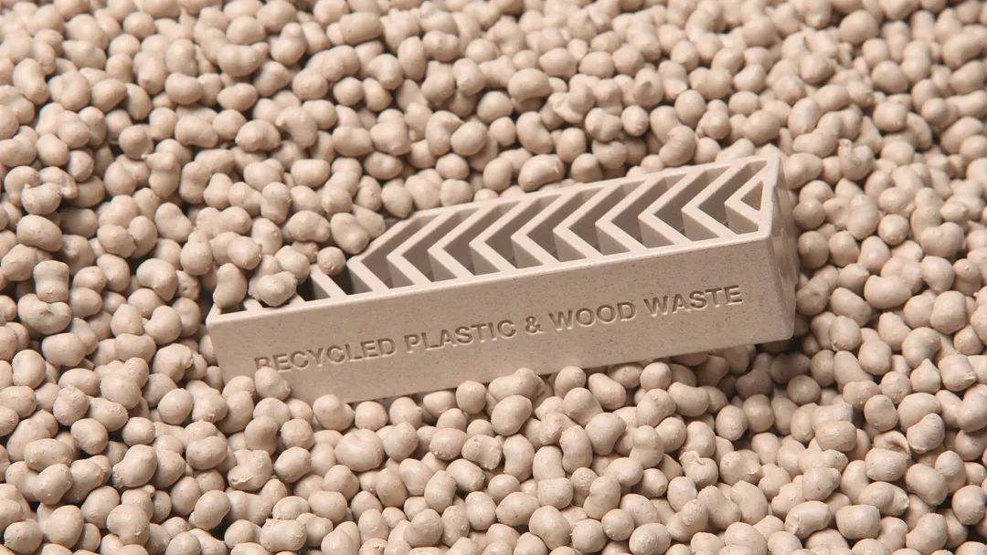 浅米色再生塑料制品放置在同色系颗粒材料上