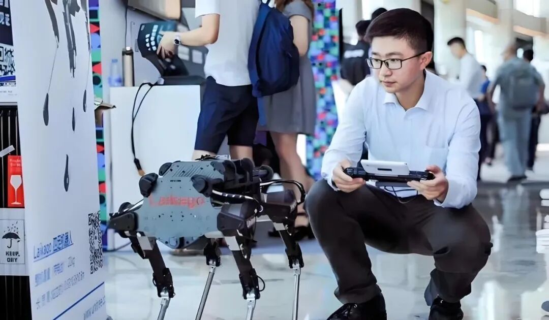 宇树联合创始人陈立早年在展会上演示机器人