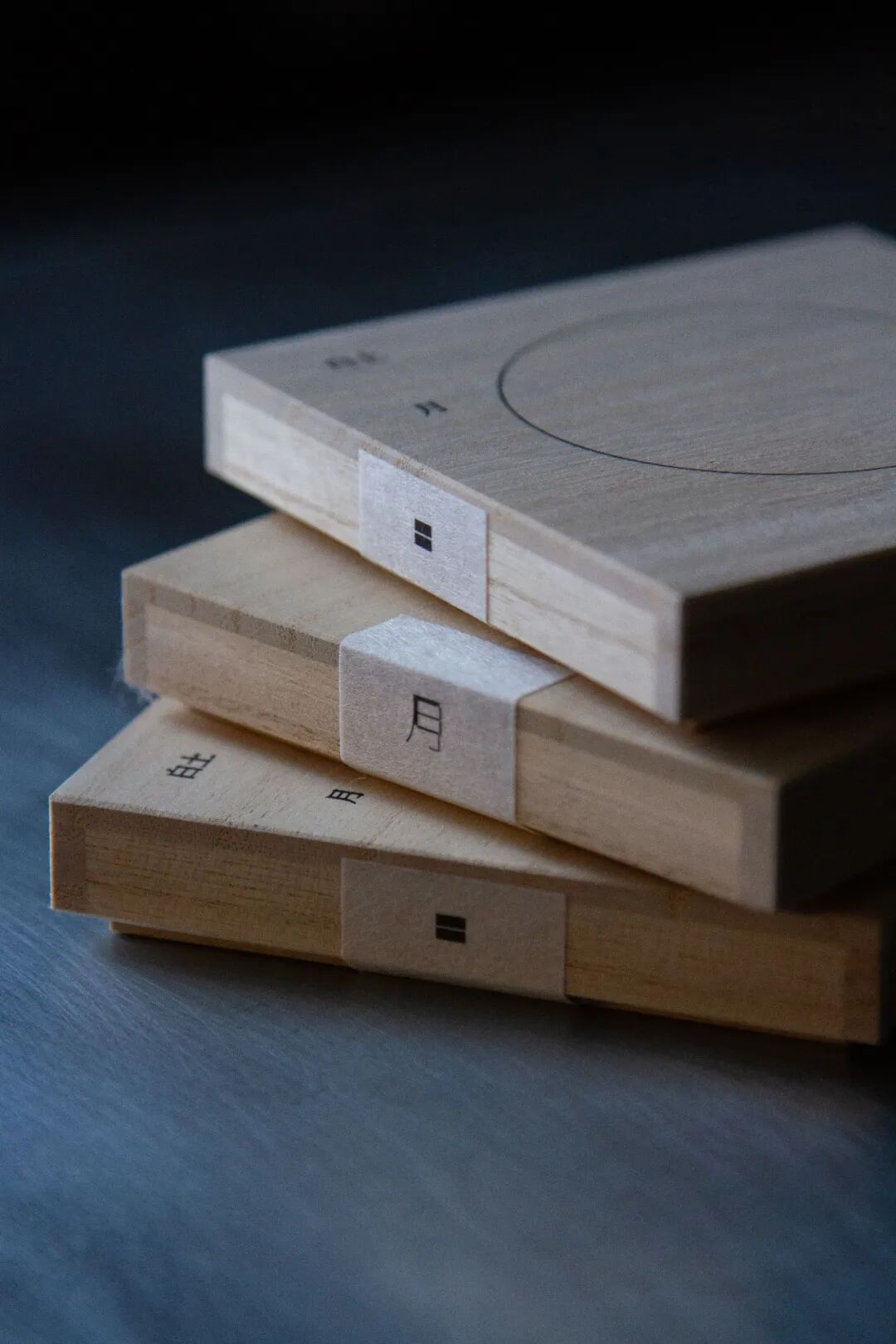 刻有“月”字的香道用具