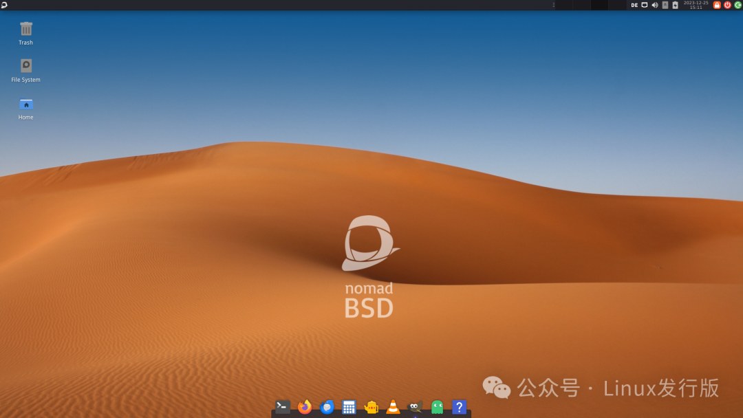 NomadBSD桌面环境截图，使用Openbox与Tint2面板，背景为沙漠壁纸