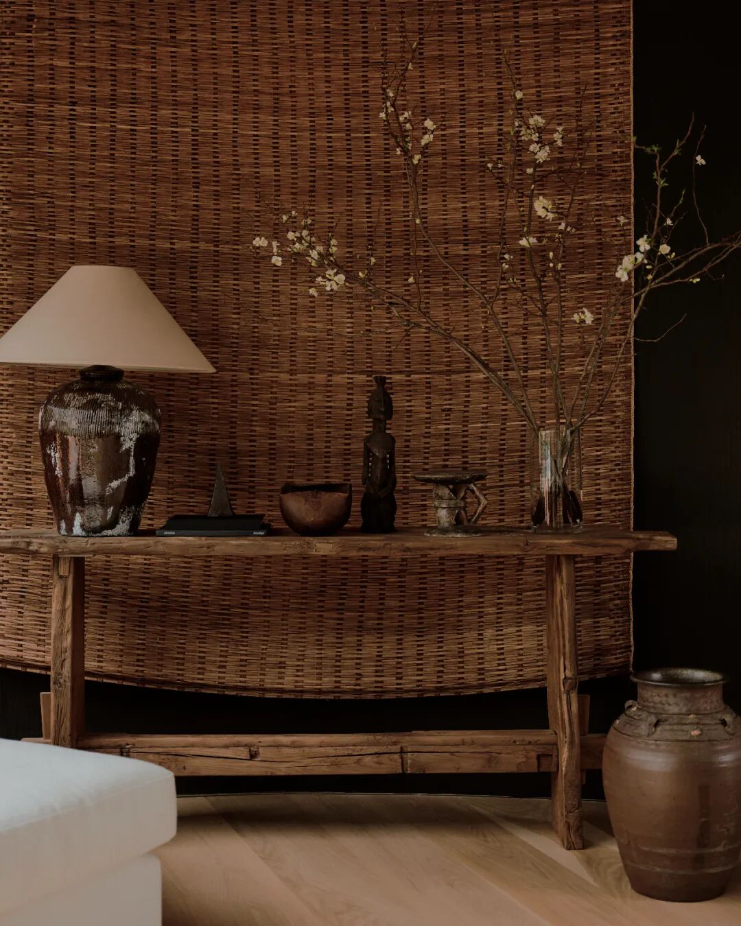 粗犷原木桌与陶艺、枯枝装饰