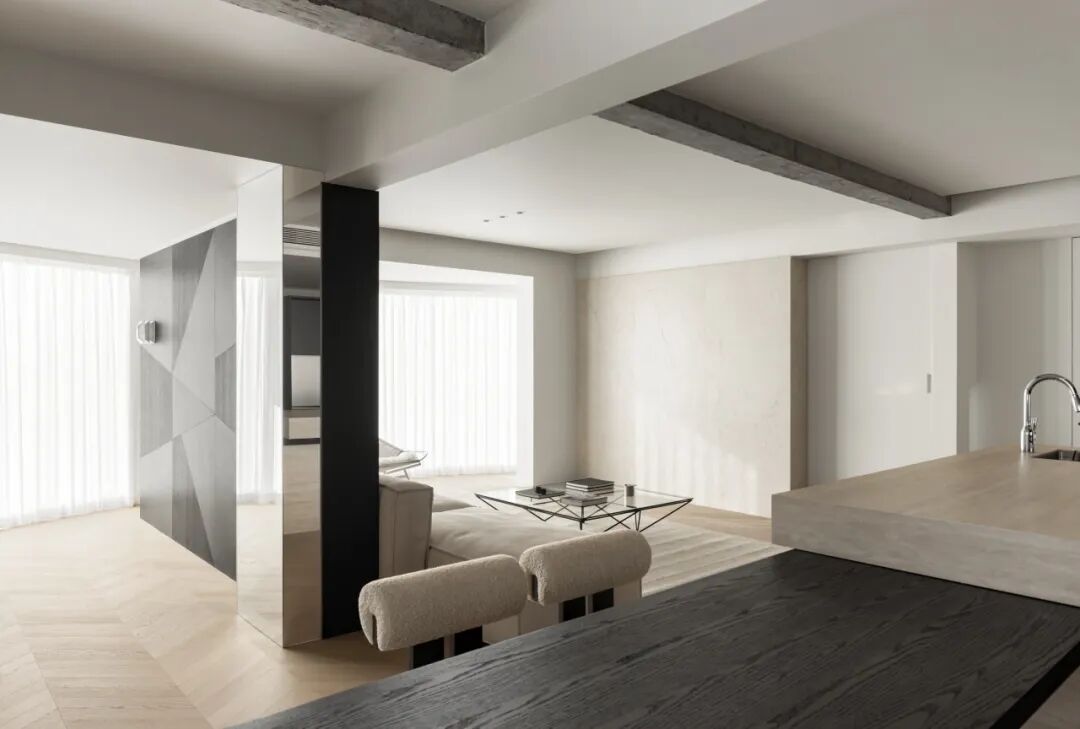 吧台区视角，镜面反射空间