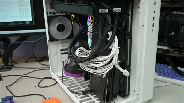 电脑机箱内部理线混乱散热测试