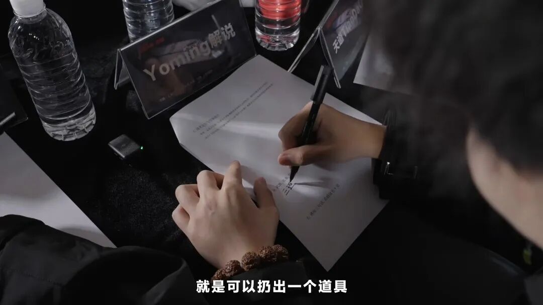 玩家现场讨论并记录干员设计方案