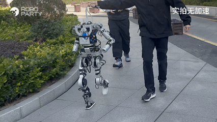 萝博头原型机户外行走测试