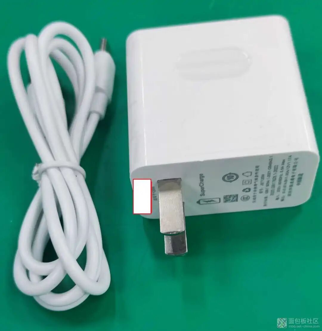 白色120W充电器实物图